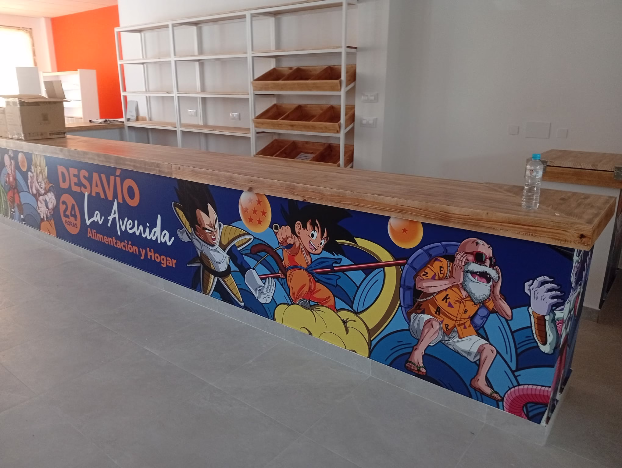 Mostrador de un local decorado con vinilo impreso de ilustraciones