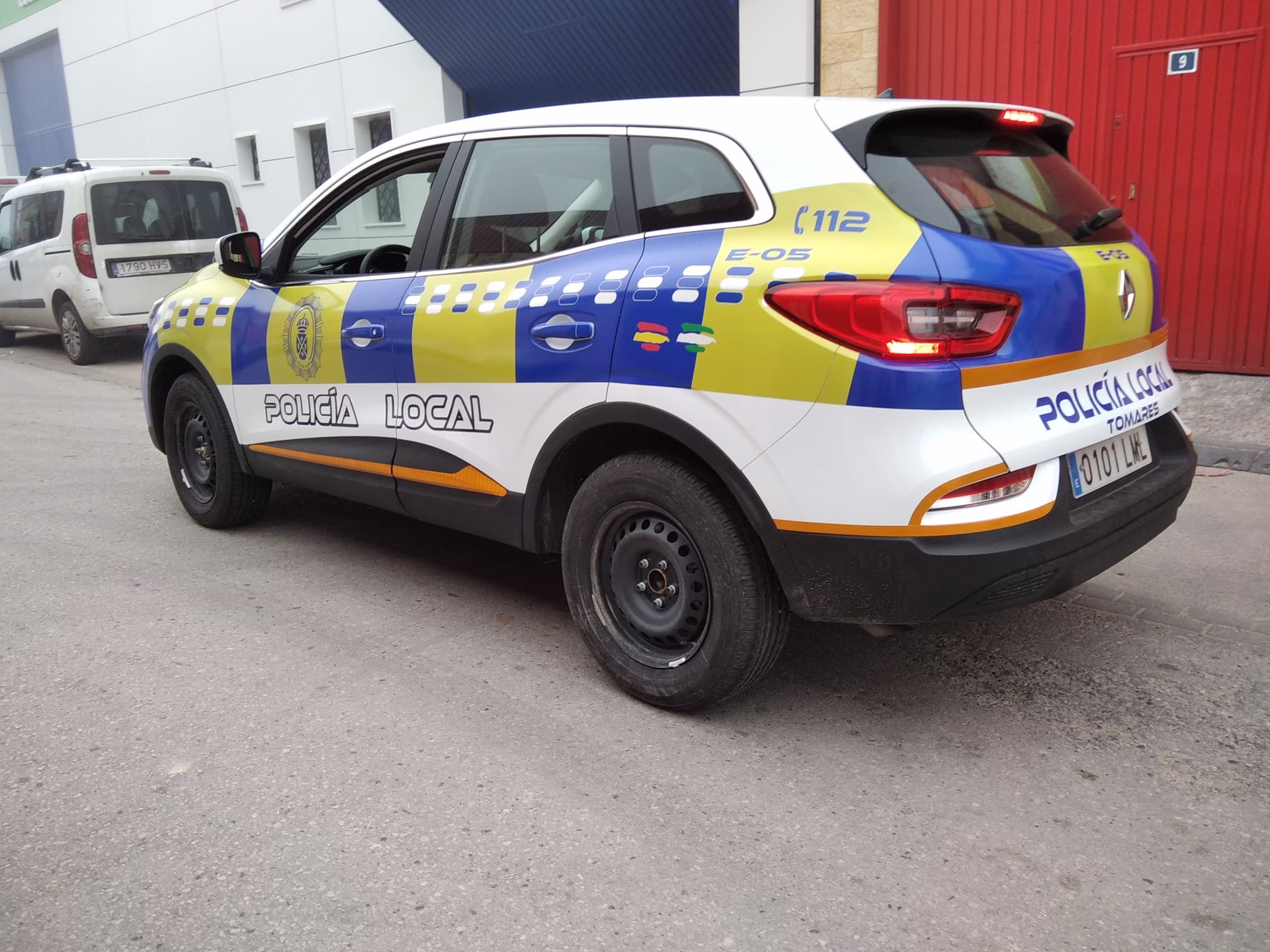 Vehículo de la policía local rotulado con vinilo azul, blanco y amarillo
