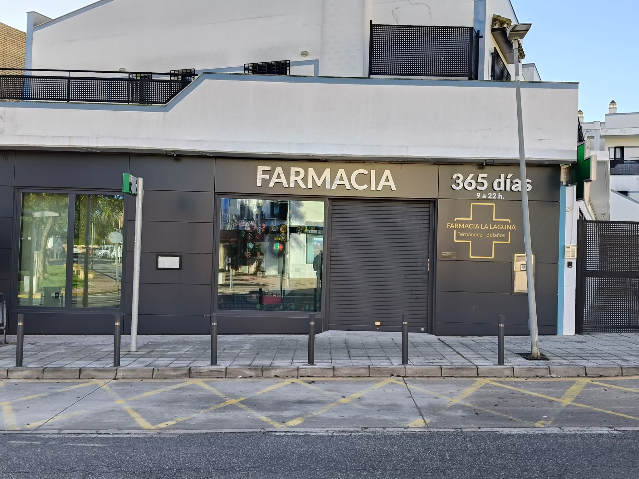 Fachada de un local comercial con rótulo y revestimiento
