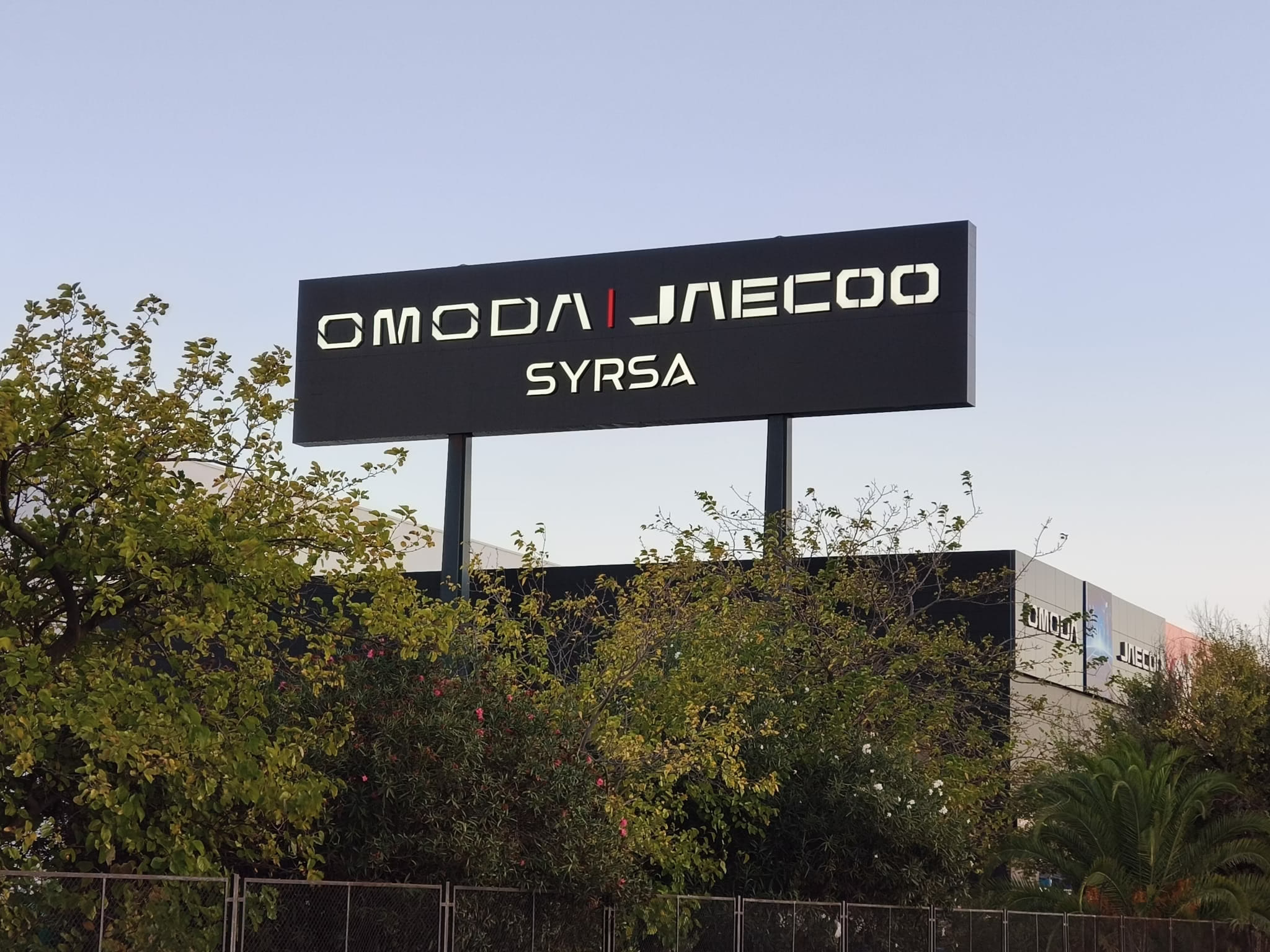Rótulo de gran formato sobre una estructura metálica junto a la carretera